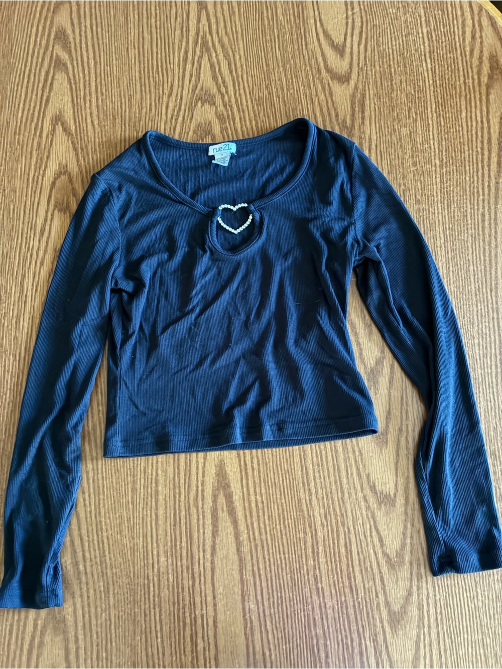 Rue21 Black Long-Sleeve Heart Accent Crop Top
